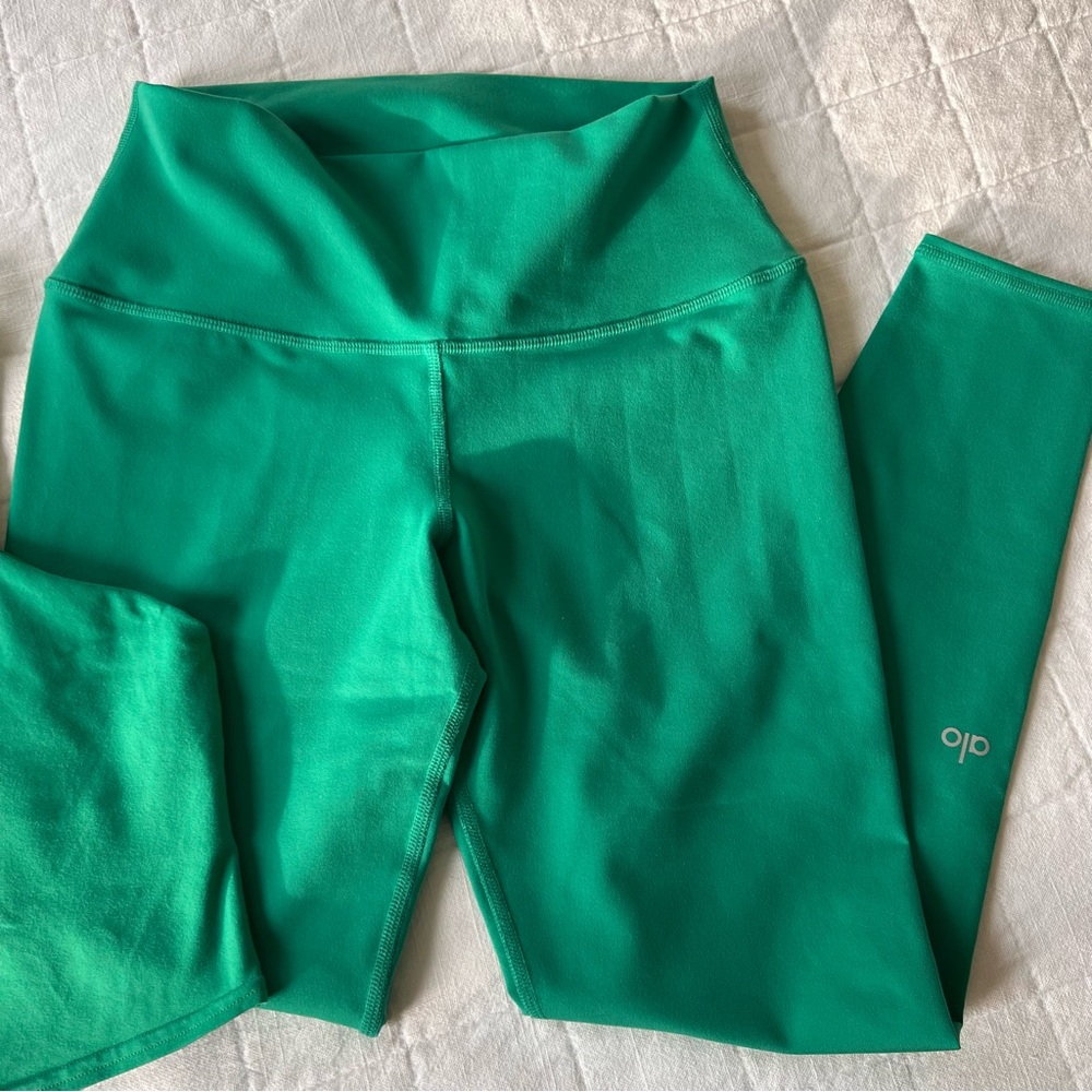 ALO Yoga Green Activewear Top & Leggings Set - Picture 3 of 5